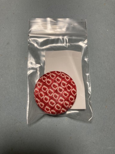 赤の絞りブローチ - 鈴木マキコの本棚