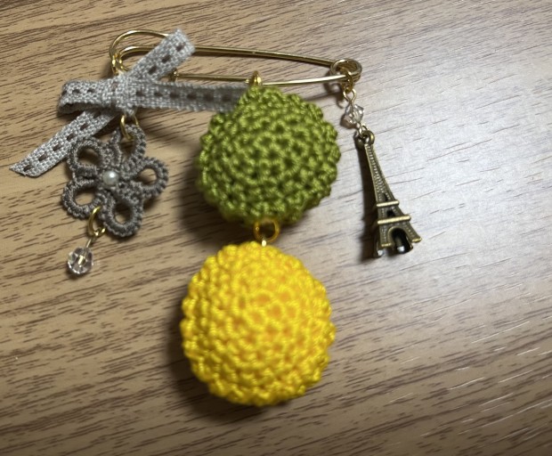 マカロンブローチ(ピスタチオ・レモン) - Librairie Mosu