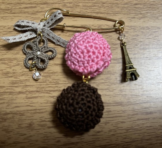 マカロンブローチ(ストロベリー・ショコラ) - Librairie Mosu