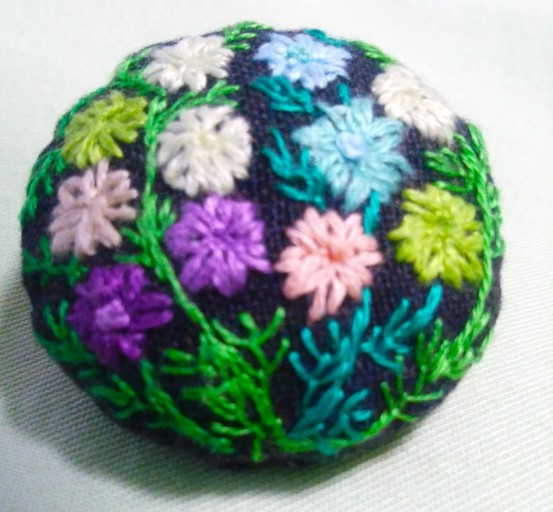 刺繍のブローチ_2 - 絵と空と花の本棚