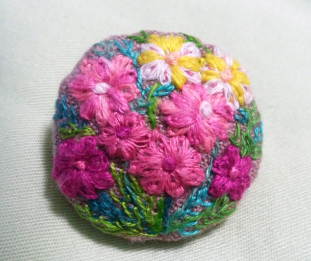 刺繍のブローチ_4 - 絵と空と花の本棚