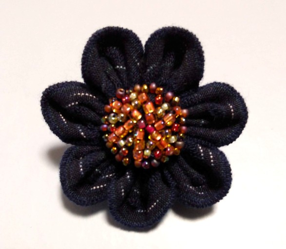 ビーズ刺繍のお花ブローチ_1 - 絵と空と花の本棚