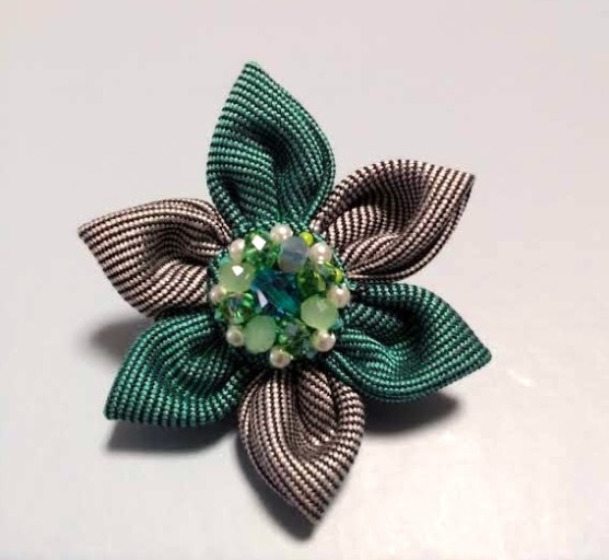 ビーズ刺繍のお花ブローチ_3 - 絵と空と花の本棚