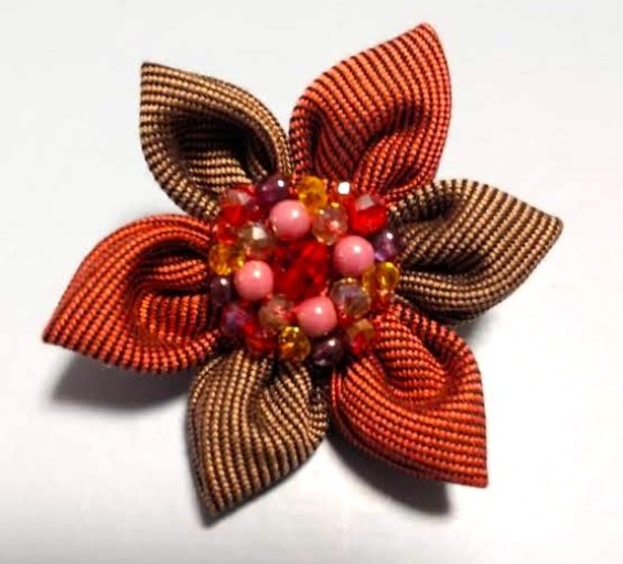 ビーズ刺繍のお花ブローチ_2 - 絵と空と花の本棚