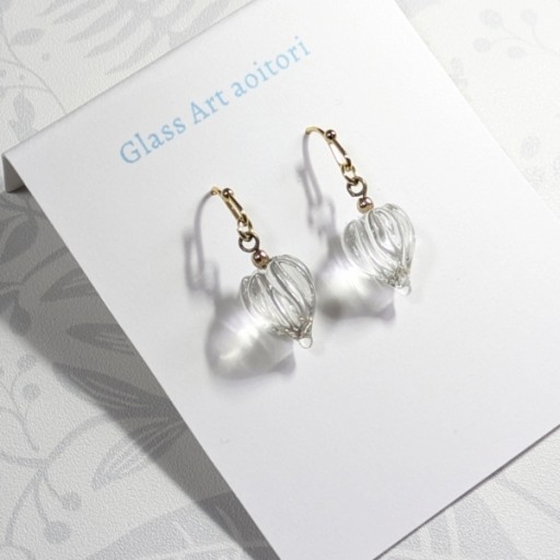 光の蕾 透明 サージカルステンレスピアス（ゴールド） - 青い鳥の物語