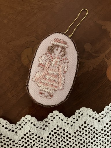 ドール刺繍のチャームブローチ 2 - ターコの刺繍図案の店