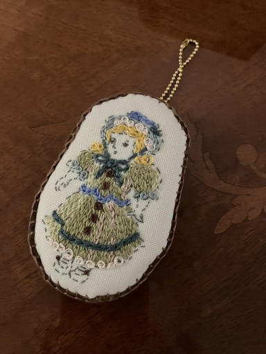 ドール刺繍のチャームブローチ 1 - ターコの刺繍図案の店