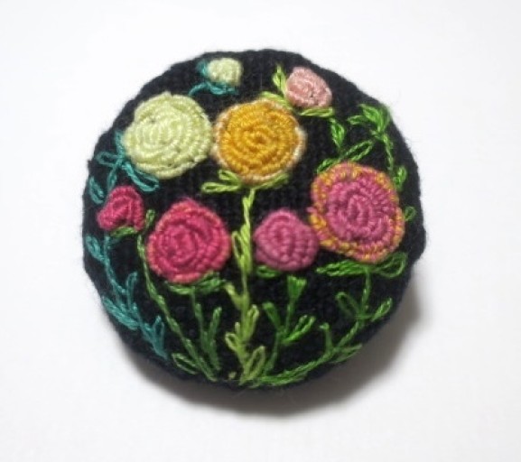 薔薇の刺繍ブローチ_1 - 絵と空と花の本棚